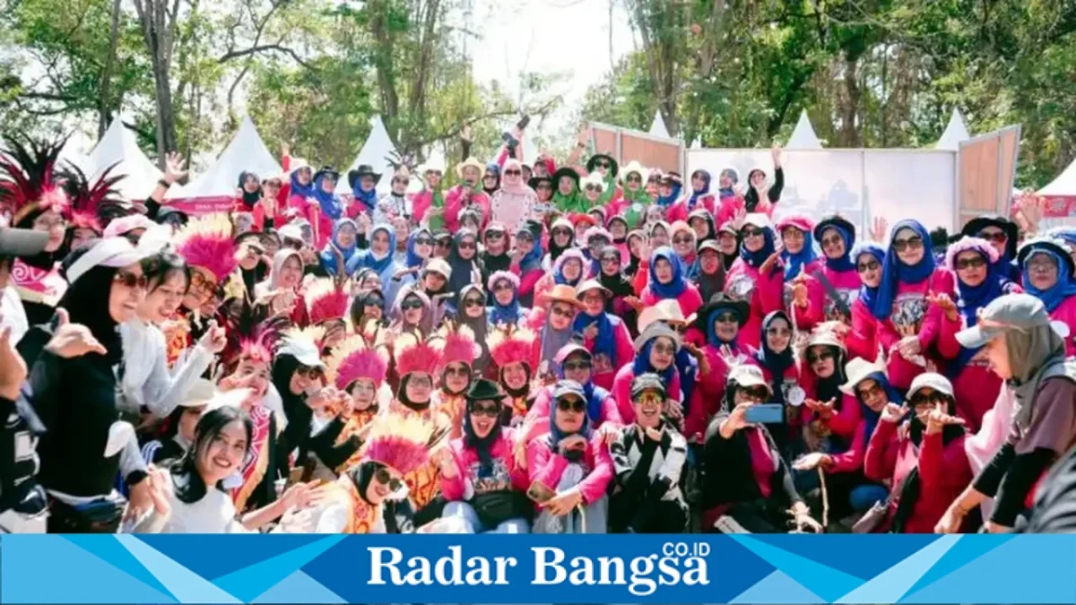 Ketua KORMI Kabupaten Pasuruan Merita Rusdi Sutejo mengikuti senam bersama ratusan peserta dalam Gebyar Senam Massal di Taman Chandra Wilwatikta, Kamis (24/9/2026). (Dok. Ho/RadarBangsa.co.id)