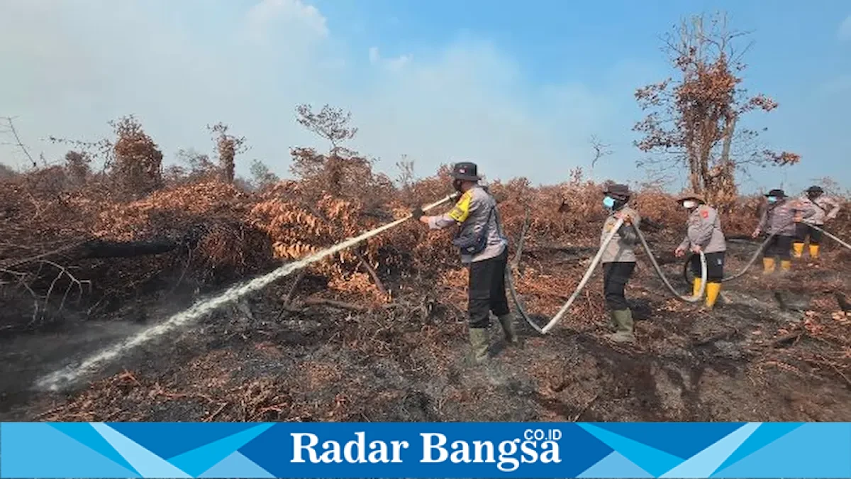 Tim gabungan memadamkan karhutla di Kelurahan Kerumutan, Kamis (3/9/2026). (Foto Dok Ho/RadarBangsa.co.id)