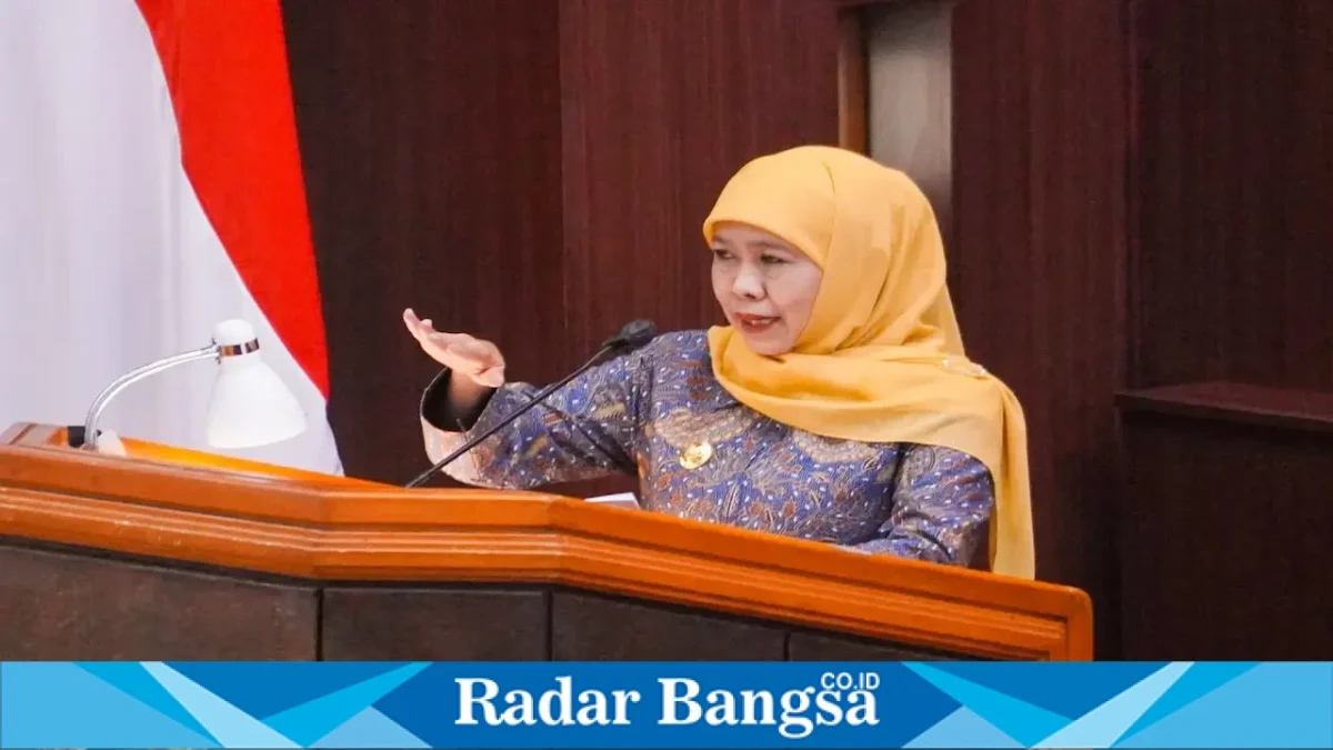 Gubernur Jawa Timur Khofifah Indar Parawansa menyampaikan pengantar Nota Keuangan Raperda APBD Jatim 2027 dalam Rapat Paripurna DPRD Jatim, Kamis (10/9). (Foto Dok Ho/RadarBangsa.co.id)