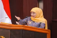 Gubernur Jawa Timur Khofifah Indar Parawansa menyampaikan pengantar Nota Keuangan Raperda APBD Jatim 2027 dalam Rapat Paripurna DPRD Jatim, Kamis (10/9). (Foto Dok Ho/RadarBangsa.co.id)