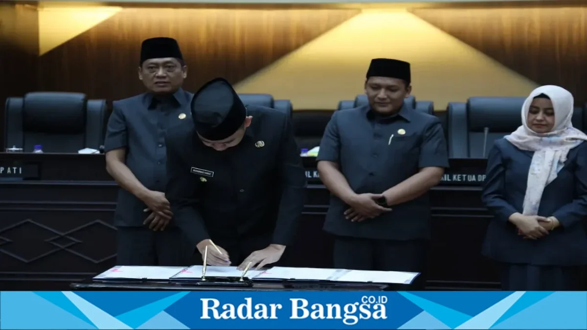 Bupati Jember Gus Fawait saat mengikuti rapat pembahasan KUA-PPAS APBD 2027 di Gedung DPRD Jember, Senin (7/9/2026). (Foto Dok Ho/RadarBangsa.co.id)