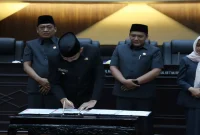 Bupati Jember Gus Fawait saat mengikuti rapat pembahasan KUA-PPAS APBD 2027 di Gedung DPRD Jember, Senin (7/9/2026). (Foto Dok Ho/RadarBangsa.co.id)