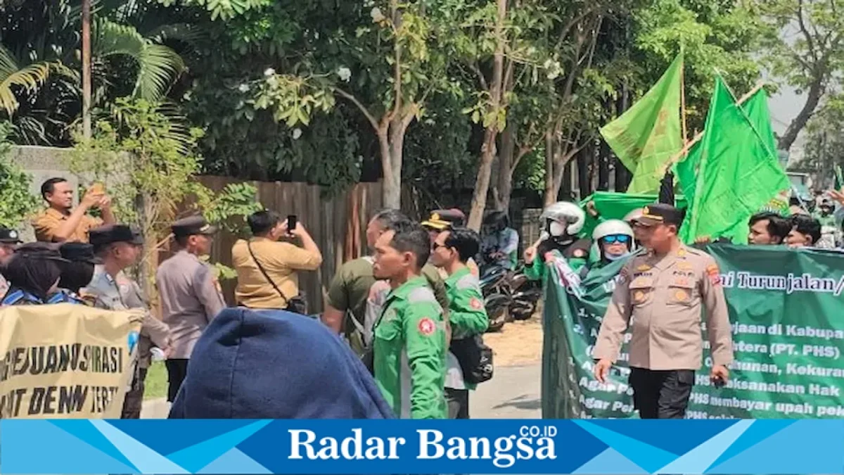 Aksi buruh Kahutindo di depan PT PHS, Desa Bakalanpule, Kecamatan Tikung, Lamongan, Selasa (15/9/2026). (Dok. Ho/RadarBangsa.co.id)