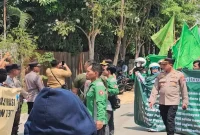 Aksi buruh Kahutindo di depan PT PHS, Desa Bakalanpule, Kecamatan Tikung, Lamongan, Selasa (15/9/2026). (Dok. Ho/RadarBangsa.co.id)