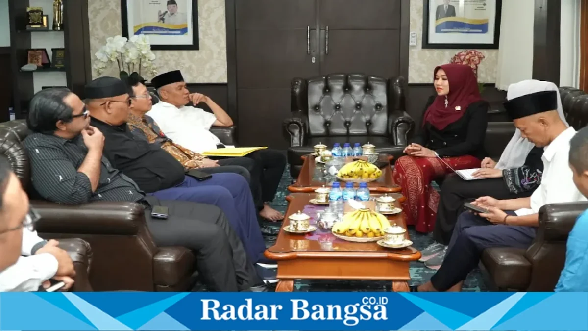 Lia Istifhama berdiskusi dengan Kepala Kanwil BPN Jawa Timur Muhammad Naim terkait persoalan pertanahan, Jumat (11/9/2026). (Foto Dok Ho/RadarBangsa.co.id)