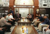 Lia Istifhama bertemu Wakapolrestabes Surabaya AKBP Rosyid Hartanto membahas sengketa ruko, Jumat (11/9/2026). (Foto Dok Ho/RadarBangsa.co.id)