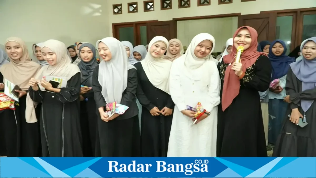 Ning Lia saat menemui dan mendengarkan cerita mahasiswa baru di Pondok Pesantren Mahasiswa Al Masykuriyah, Wonocolo, Surabaya. (Foto Dok Ho/RadarBangsa.co.id)