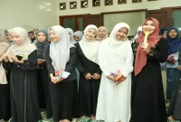Ning Lia saat menemui dan mendengarkan cerita mahasiswa baru di Pondok Pesantren Mahasiswa Al Masykuriyah, Wonocolo, Surabaya. (Foto Dok Ho/RadarBangsa.co.id)