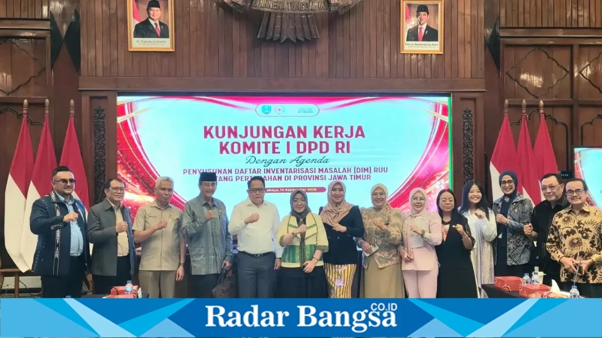 Lia Istifhama foto bersama jajaran Komite I DPD RI di Kantor Gubernur Jawa Timur, Senin (14/9). (Dok. Ho/RadarBangsa.co.id)