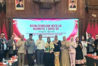 Lia Istifhama foto bersama jajaran Komite I DPD RI di Kantor Gubernur Jawa Timur, Senin (14/9). (Dok. Ho/RadarBangsa.co.id)