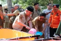 Penyaluran bantuan air bersih Pemprov Jatim kepada warga Kecamatan Tanah Merah, Bangkalan, Senin (7/9/2026). (Foto Dok Ho/RadarBangsa.co.id)