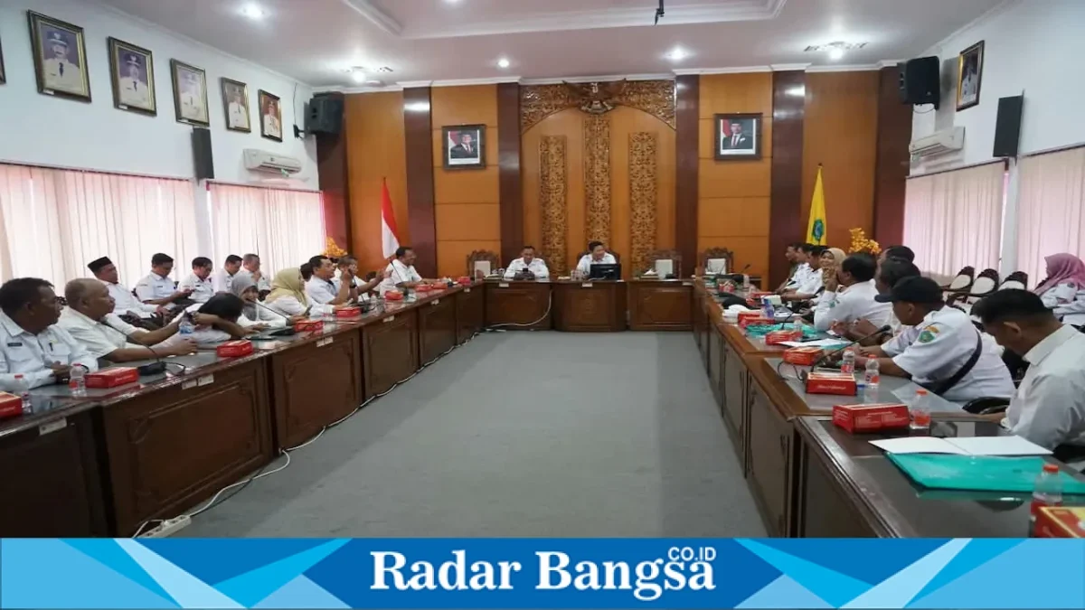 Bupati Sidoarjo H. Subandi saat rapat koordinasi bersama kepala desa Candi-Tanggulangin, Rabu (9/9/2026). (Foto Dok Ho/RadarBangsa.co.id)