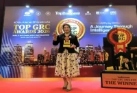 Direktur Utama PT BPR Bank Daerah Lamongan, Nur Rahmawati, SE., menerima GRC Award 2026 di Jakarta, 9 September 2026. (Foto Dok Ho/RadarBangsa.co.id)
