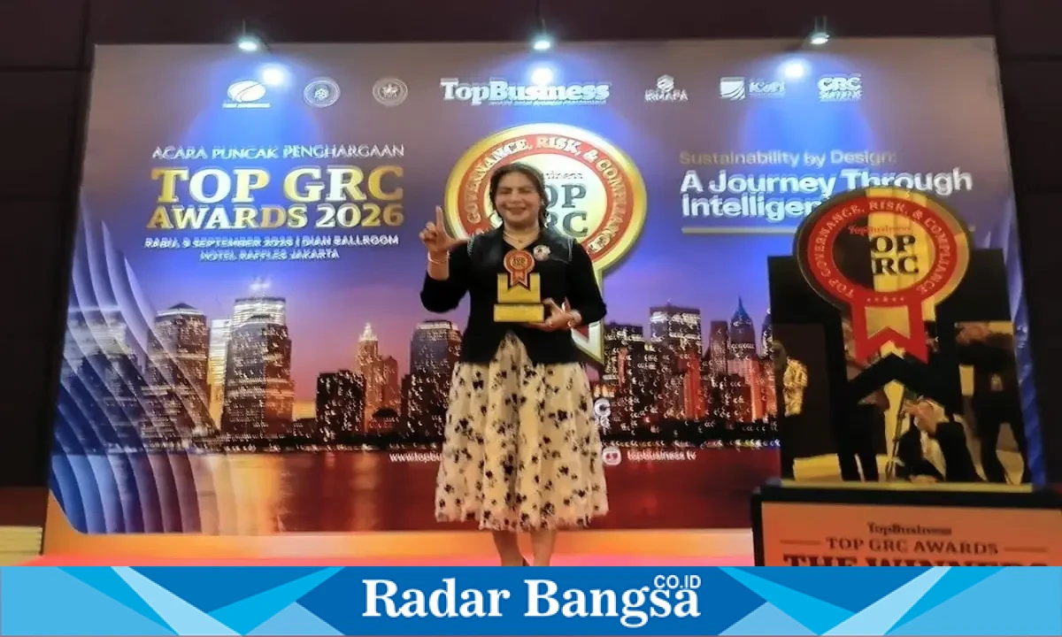 Direktur Utama PT BPR Bank Daerah Lamongan, Nur Rahmawati, SE., menerima GRC Award 2026 di Jakarta, 9 September 2026. (Foto Dok Ho/RadarBangsa.co.id)