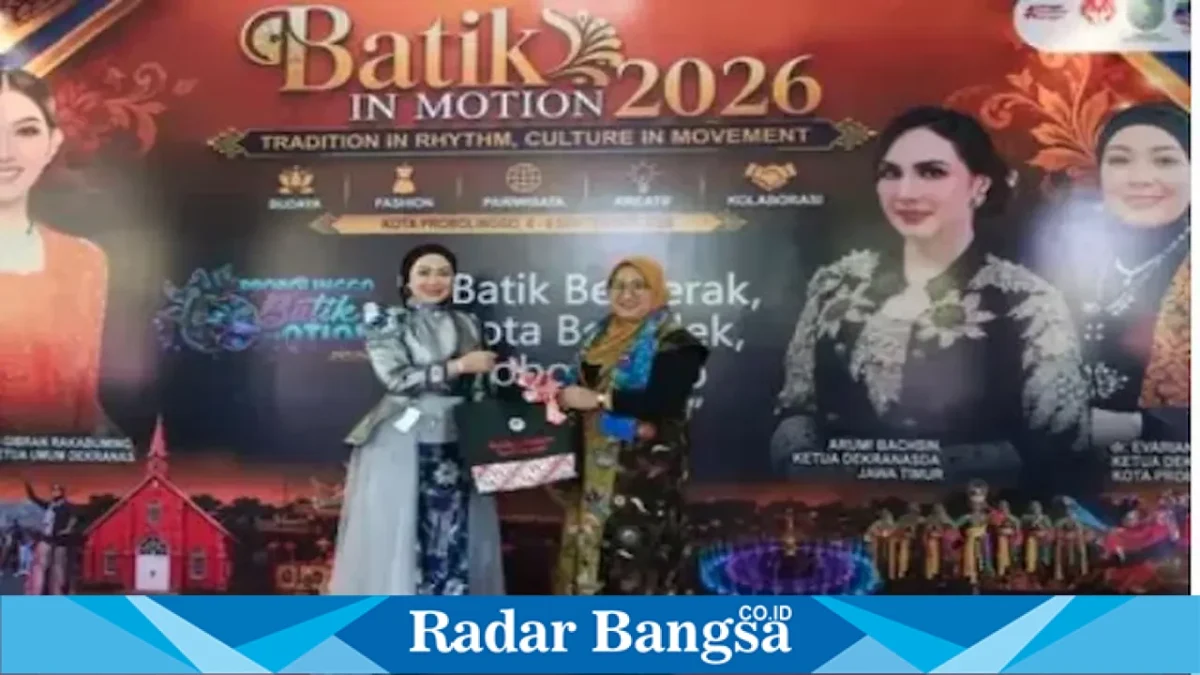 Ketua Dekranasda Bangkalan Luthfiana Lukman Hakim mengenakan batik Tanjung Bumi saat Batik in Motion di Probolinggo, Jumat (4/9/2026). (Foto Dok Ho/RadarBangsa.co.id)