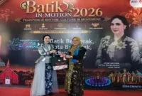 Ketua Dekranasda Bangkalan Luthfiana Lukman Hakim mengenakan batik Tanjung Bumi saat Batik in Motion di Probolinggo, Jumat (4/9/2026). (Foto Dok Ho/RadarBangsa.co.id)