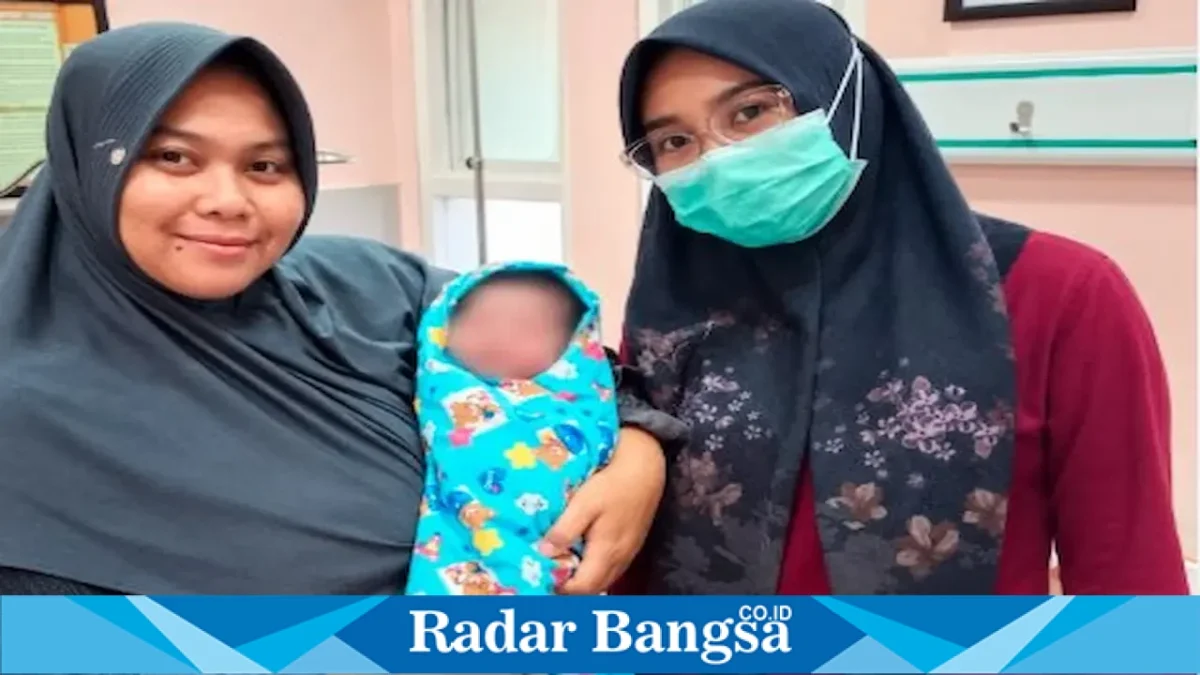 Penanganan bayi laki-laki yang ditemukan dalam kardus di wilayah Karangbinangun, Lamongan, Jumat (11/9/2026). (Foto Dok Ho/RadarBangsa.co.id)