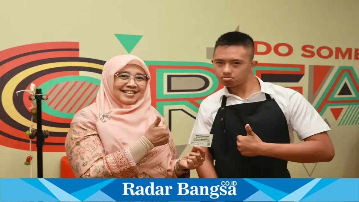 Peserta mengikuti pelatihan membuat jus sehat dalam kegiatan Talent Hub Inklusif di BPKK Bekasi, Jumat (18/9/2026). (Dok. Ho/RadarBangsa.co.id)
