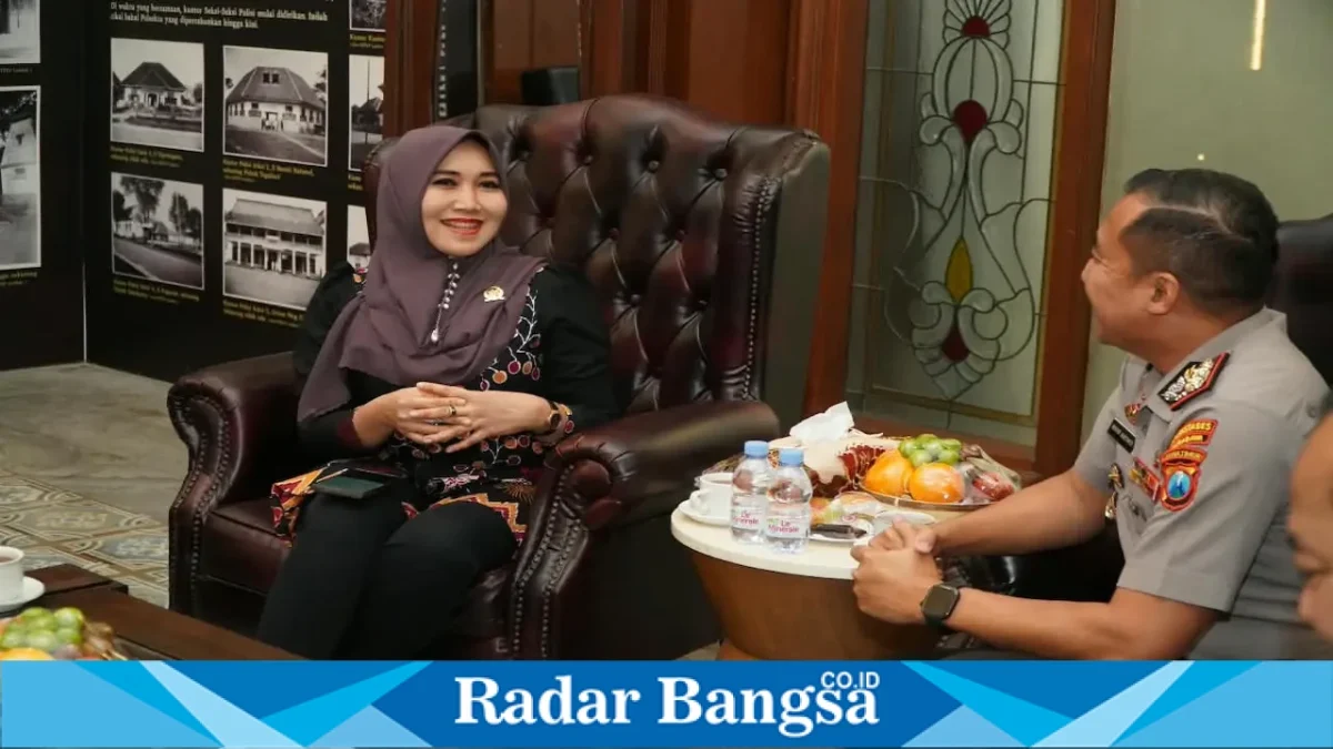 Lia Istifhama bertemu Wakapolrestabes Surabaya AKBP Rosyid Hartanto membahas penanganan sengketa ruko, Jumat (11/9). (Foto Dok Ho/RadarBangsa.co.id)