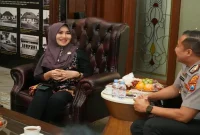 Lia Istifhama bertemu Wakapolrestabes Surabaya AKBP Rosyid Hartanto membahas penanganan sengketa ruko, Jumat (11/9). (Foto Dok Ho/RadarBangsa.co.id)
