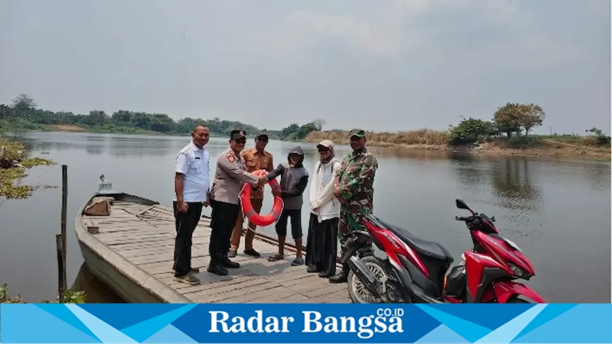 Polsek Laren bersama Forkopimcam membagikan peralatan keselamatan di lima tambangan Bengawan Solo, Jumat (11/9/2026). (Foto Dok Ho/RadarBangsa.co.id)