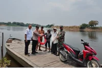 Polsek Laren bersama Forkopimcam membagikan peralatan keselamatan di lima tambangan Bengawan Solo, Jumat (11/9/2026). (Foto Dok Ho/RadarBangsa.co.id)