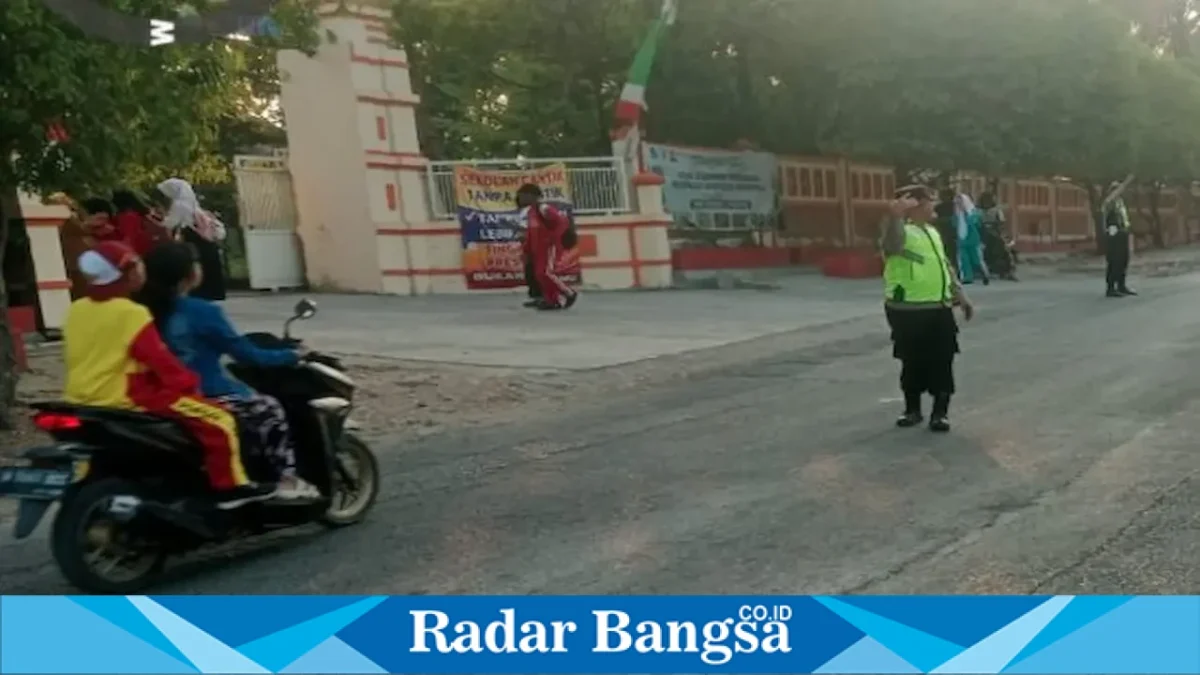 Personel Polsek Tikung melaksanakan Commanderwish pagi di wilayah Tikung, Lamongan, Selasa (8/9/2026). (Foto Dok Ho/RadarBangsa.co.id)