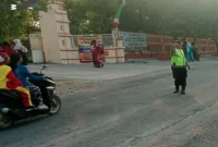 Personel Polsek Tikung melaksanakan Commanderwish pagi di wilayah Tikung, Lamongan, Selasa (8/9/2026). (Foto Dok Ho/RadarBangsa.co.id)