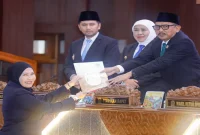 Gubernur Jawa Timur Khofifah Indar Parawansa bersama pimpinan DPRD Jatim dalam Rapat Paripurna persetujuan P-APBD 2026 di Gedung DPRD Jatim, Kamis (3/9). (Foto Dok Ho/RadarBangsa.co.id)