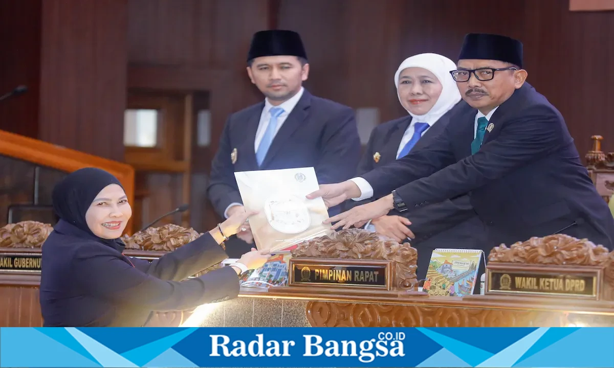 Gubernur Jawa Timur Khofifah Indar Parawansa bersama pimpinan DPRD Jatim dalam Rapat Paripurna persetujuan P-APBD 2026 di Gedung DPRD Jatim, Kamis (3/9). (Foto Dok Ho/RadarBangsa.co.id)