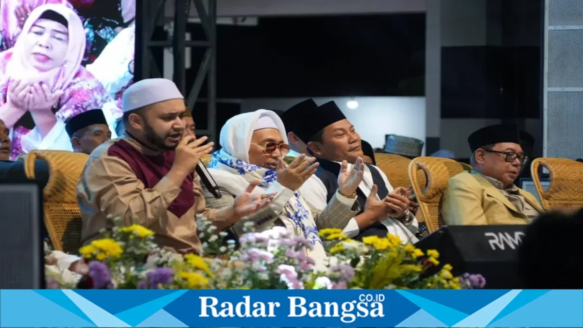 Bupati Sidoarjo H. Subandi saat menghadiri Maulidur Rasul bersama ribuan jamaah di Ponpes Bahrul Hidayah Sukolegok, Sabtu (12/9/2026). (Dok. Ho/RadarBangsa.co.id)