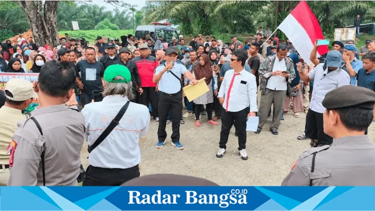 Poktan Ampibi Silom Jaya saat menyampaikan tuntutan terkait konflik lahan di Desa Silomlom, Asahan, Senin (14/9). (Dok. Ho/RadarBangsa.co.id)