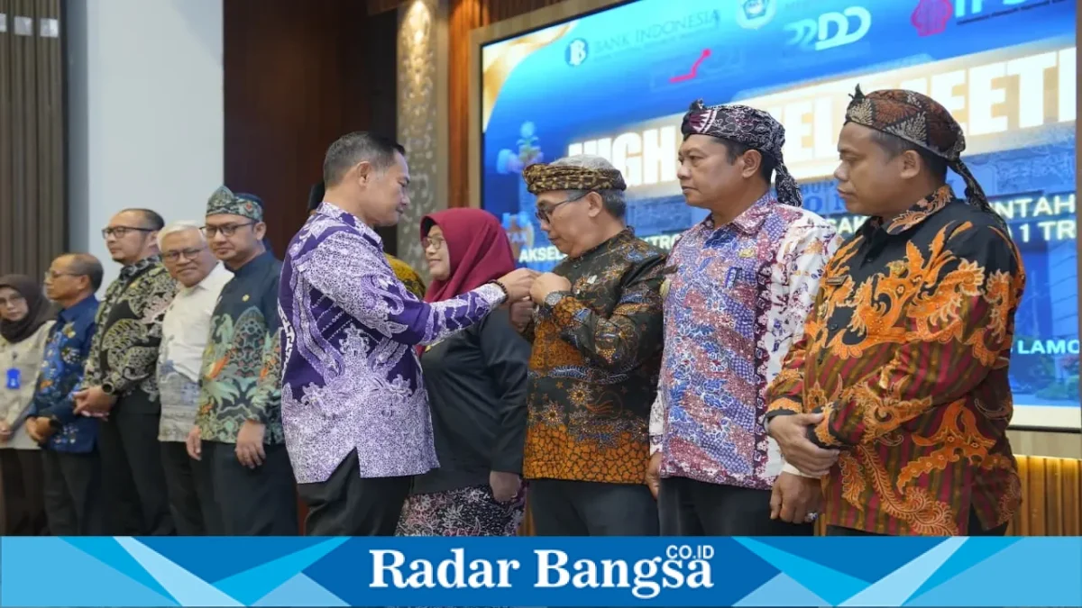Bupati Lamongan Yuhronur Efendi saat memasang pin dalam kegiatan HLM ETPD Kabupaten Lamongan yang membahas percepatan digitalisasi transaksi daerah, Kamis (3/9/2026). (Foto Dok Ho/RadarBangsa.co.id)