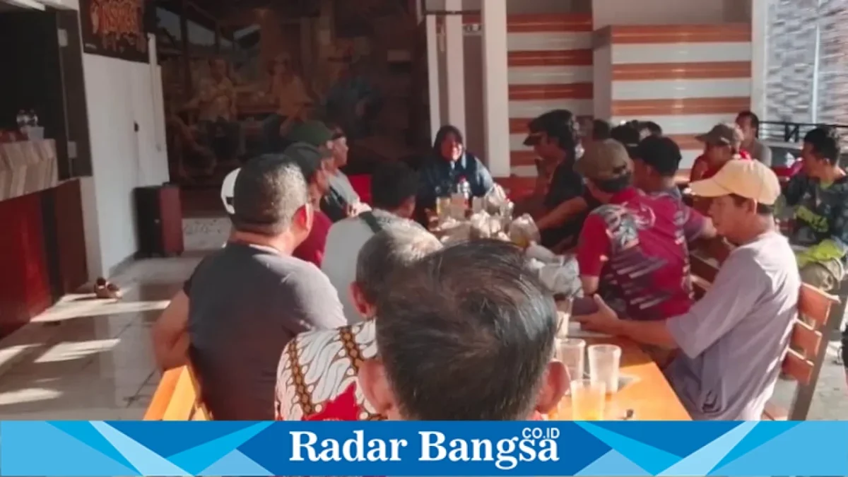 Warga Perumahan Graha Indah, Paciran dan perwakilan perusahaan menggelar musyawarah yang dihadiri DLH Kabupaten Lamongan, Minggu, 13/092026. (Dok Ho/RadarBangsa.co.id)
