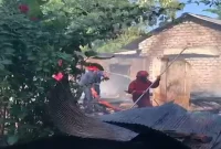 Petugas Damkar memadamkan kebakaran yang menghanguskan dua rumah di Kowel, Pamekasan, Kamis (3/9/2026). (Foto Dok Ho/RadarBangsa.co.id)