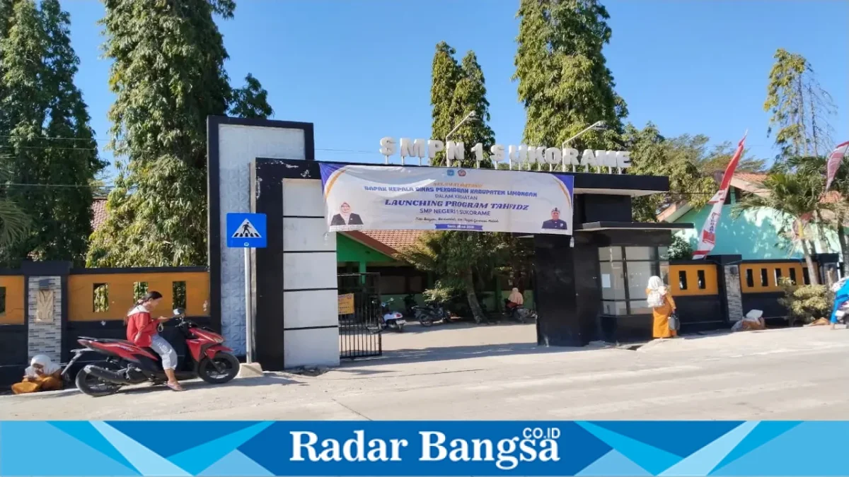 Tanpak Depan SMPN 1 Sukorame, Kabupaten Lamongan, tempat mencuatnya dugaan pungutan terkait pengadaan laptop untuk TKA. (Foto Dok Ho/RadarBangsa.co.id)
