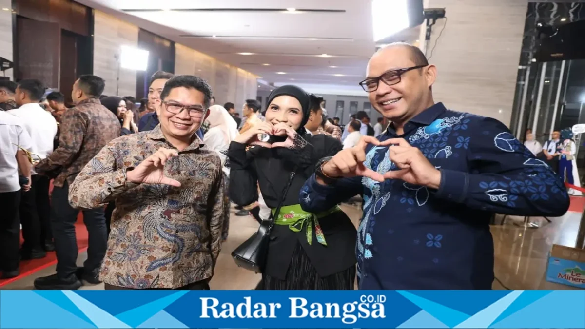 Akhmad Helmi Luqman menerima penghargaan untuk Kabupaten Jember pada HUT ke-15 KompasTV, Rabu (9/9/2026). (Foto Dok Ho/RadarBangsa.co.id)