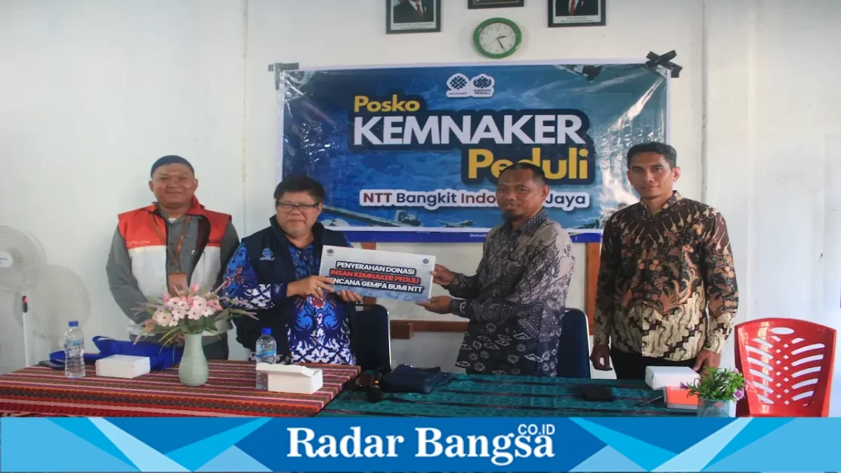 Staf Khusus Menteri Ketenagakerjaan Sukro Muhab meninjau penyaluran bantuan di Labuan Bajo, Rabu (9/9/2026). (Foto Dok Ho/RadarBangsa.co.id)