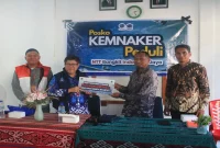 Staf Khusus Menteri Ketenagakerjaan Sukro Muhab meninjau penyaluran bantuan di Labuan Bajo, Rabu (9/9/2026). (Foto Dok Ho/RadarBangsa.co.id)