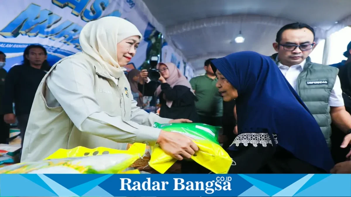 Gubernur Jawa Timur Khofifah Indar Parawansa saat menggelar Pasar Murah di Lapangan Lumbang, Pasuruan, Minggu (6/9). (Foto Dok Ho/RadarBangsa.co.id)