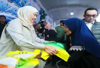 Gubernur Jawa Timur Khofifah Indar Parawansa saat menggelar Pasar Murah di Lapangan Lumbang, Pasuruan, Minggu (6/9). (Foto Dok Ho/RadarBangsa.co.id)