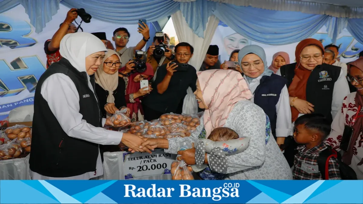 Gubernur Jatim Khofifah Indar Parawansa meninjau Pasar Murah ke-118 di Lapangan Brubuh, Blitar, Sabtu (5/9/2026). (Foto Dok Ho/RadarBangsa.co.id)