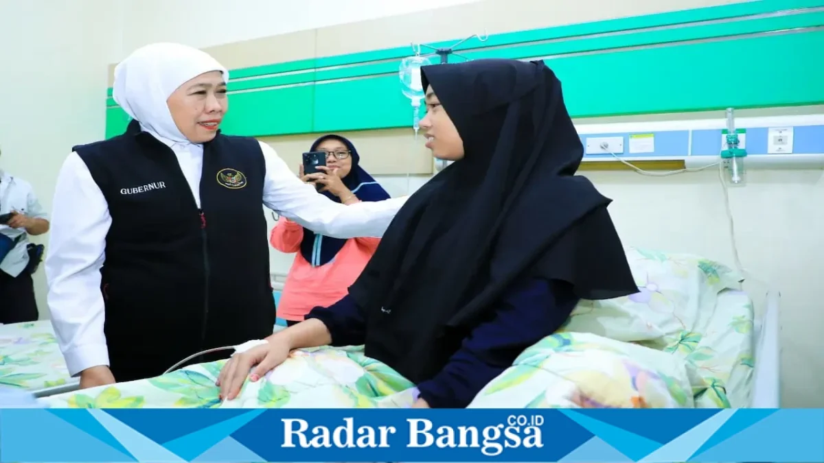 Gubernur Jawa Timur Khofifah Indar Parawansa menjenguk pasien diduga korban keracunan MBG di RSI Siti Hajar Sidoarjo, Kamis (3/9). (Foto Dok Ho/RadarBangsa.co.id)
