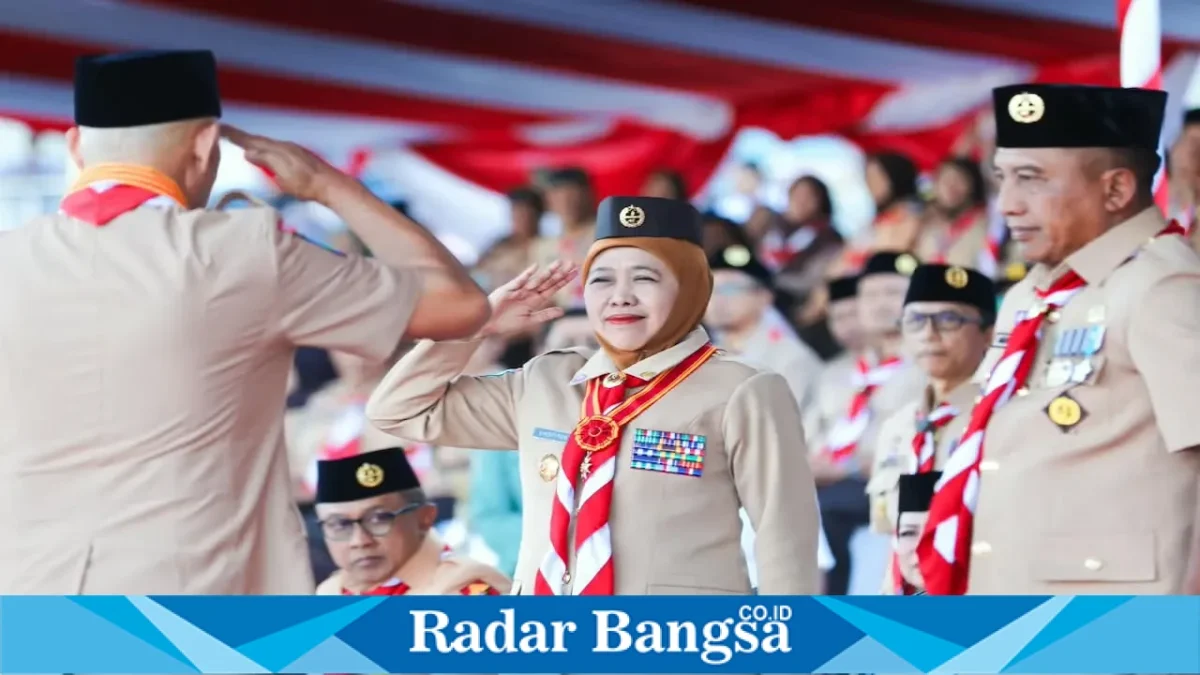 Gubernur Jawa Timur Khofifah Indar Parawansa saat menghadiri Apel Peringatan Hari Pramuka ke-65 di Unesa, Rabu (2/9). (Foto Dok Ho/RadarBangsa.co.id)