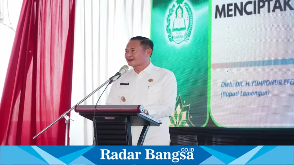 Bupati Lamongan Yuhronur Efendi saat mengisi kuliah umum PBAK Institut Sabilillah Lamongan, Rabu (9/9). (Foto Dok Ho/RadarBangsa.co.id)