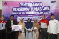 Penyerahan beasiswa TUNAS JNE Surabaya kepada penerima manfaat di Jawa Timur, Kamis (27/8). (Foto Dok Ho/RadarBangsa.co.id)