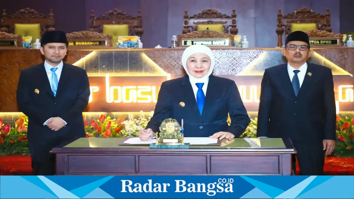 Gubernur Jawa Timur Khofifah Indar Parawansa menyampaikan Pendapat Akhir Gubernur terkait Raperda penyertaan modal Jamkrida Jatim dalam Rapat Paripurna DPRD Jawa Timur di Surabaya, Senin (7/9). (Foto Dok Ho/RadarBangsa.co.id)
