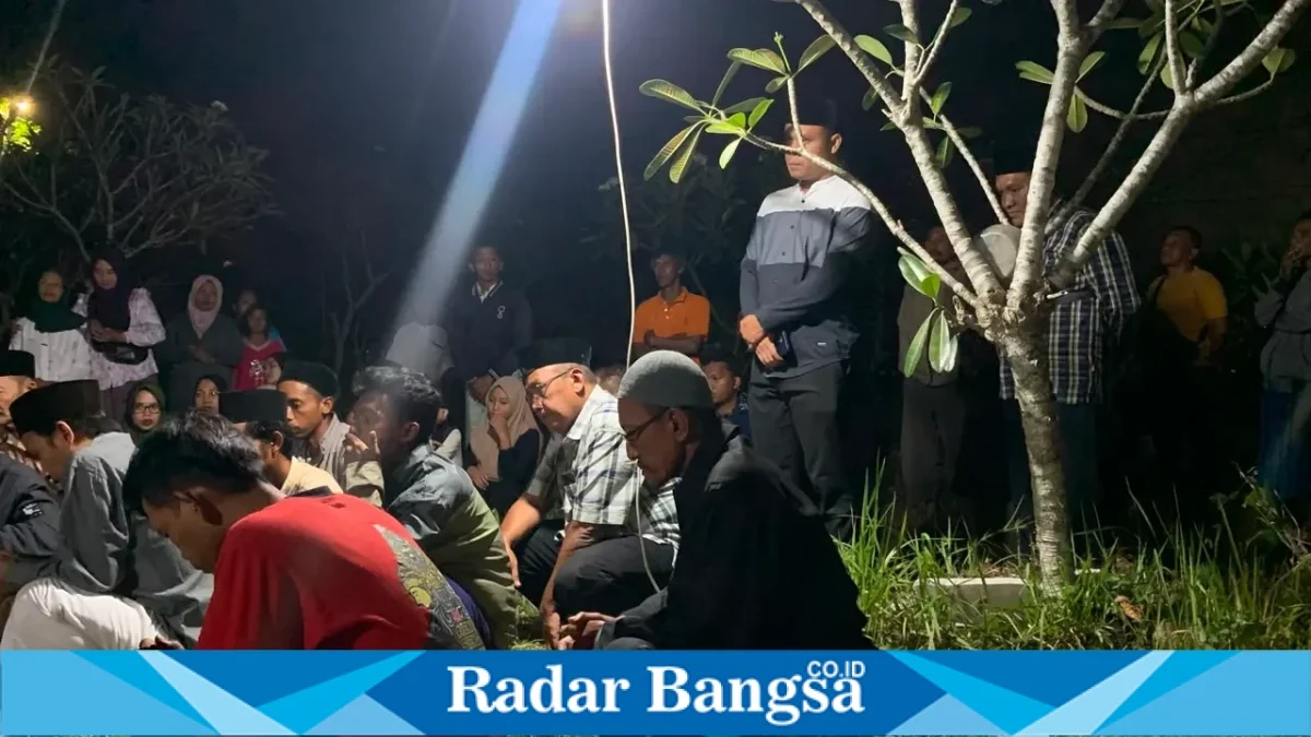 Jenazah PMI asal Arjasa, Jember, Muhammad Iswandi, tiba di rumah duka pada Minggu (6/9/2026) malam. (Foto Dok Ho/RadarBangsa.co.id)