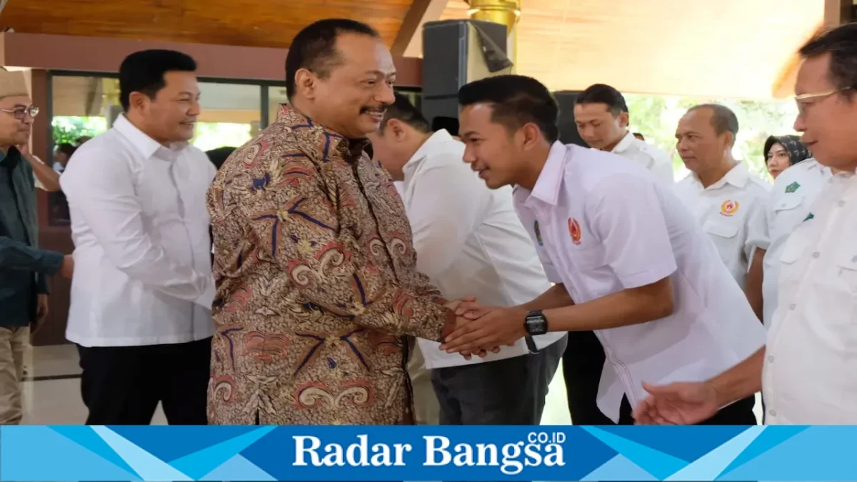 Pengurus KONI Sidoarjo saat dikukuhkan di Pendopo Delta Wibawa, Minggu (13/9/2026). (Dok. Ho/RadarBangsa.co.id)