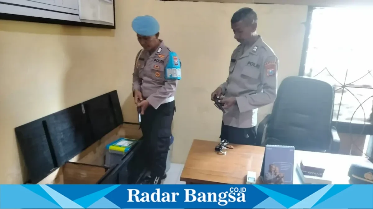 Kanit Provost Polsek Laren saat memeriksa senpi dan amunisi petugas jaga, Kamis (3/9/2026). (Foto Dok Ho/RadarBangsa.co.id)